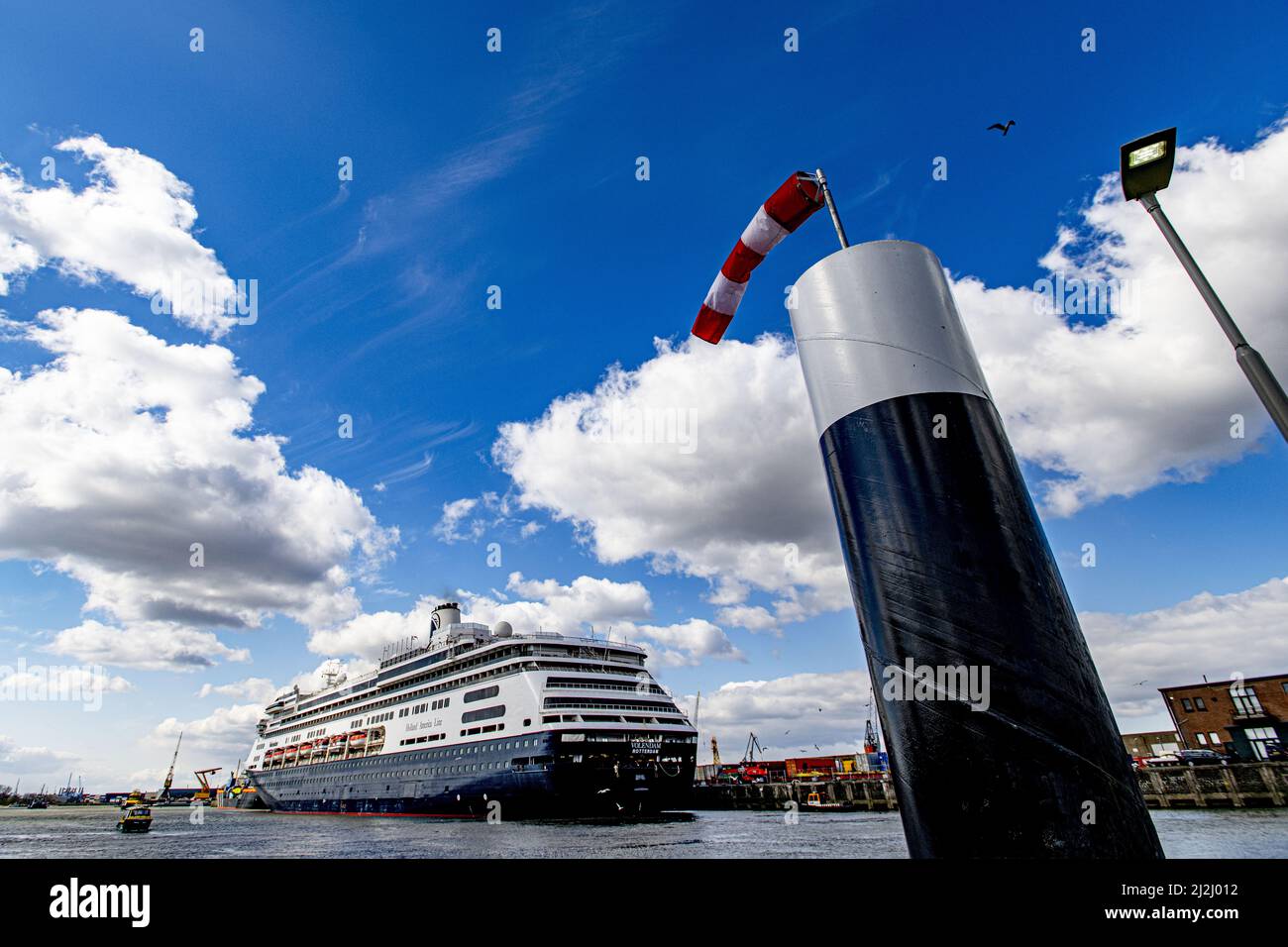 Rotterdam, Niederlande. 2. April 2022. 2022-04-02 12:12:30 ROTTERDAM - Passagierschiff De Volendam der Holland America Line im Merwehaven in Rotterdam. Das Passagierschiff wird drei Monate lang im Merwehaven ankern, um als Notunterkunft für ukrainische Flüchtlinge genutzt zu werden. ANP ROBIN UTRECHT netherlands Out - belgium Out Credit: ANP/Alamy Live News Stockfoto