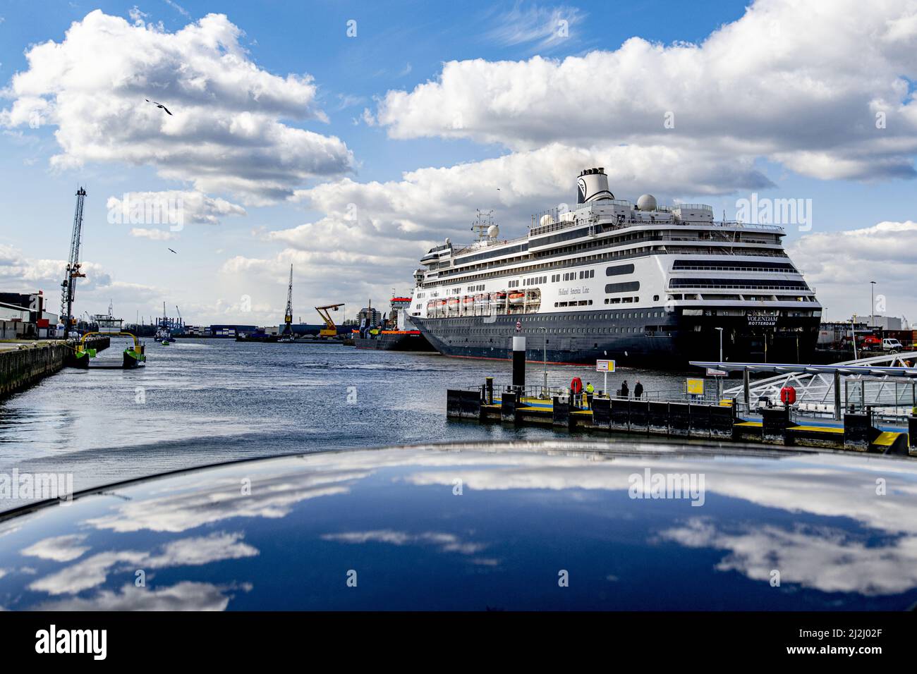 Rotterdam, Niederlande. 2. April 2022. 2022-04-02 12:20:24 ROTTERDAM - Passagierschiff De Volendam der Holland America Line im Merwehaven in Rotterdam. Das Passagierschiff wird drei Monate lang im Merwehaven ankern, um als Notunterkunft für ukrainische Flüchtlinge genutzt zu werden. ANP ROBIN UTRECHT netherlands Out - belgium Out Credit: ANP/Alamy Live News Stockfoto