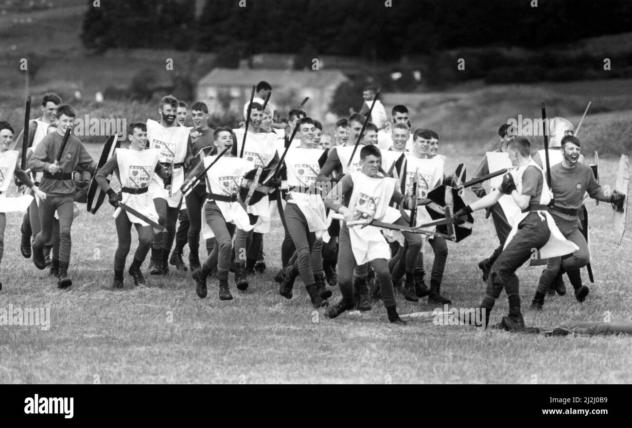 Schlachtnachstellungen - die Percy Army ist während der Feierlichkeiten zum Jubiläum der Schlacht von Otterburn 600. in Northumberland am 13. August 1988 gegen die Douglas Army vorgerannt Stockfoto