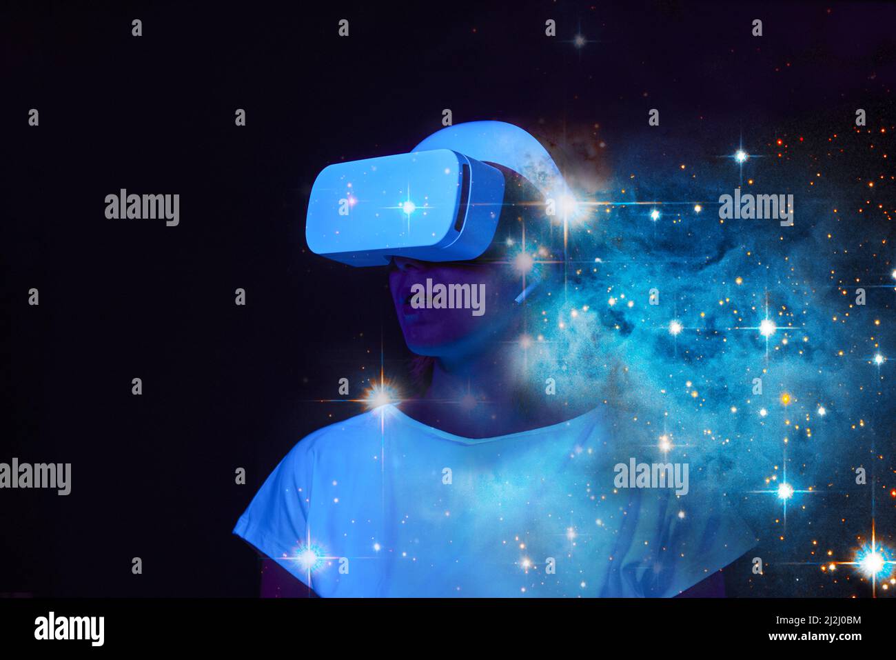 Frau verwendet ein Virtual-Reality-Headset. Elemente dieses Bildes, die von der NASA eingerichtet wurden. Konzept der virtuellen, erweiterten und erweiterten Realität, Zukunftstechnologie Stockfoto