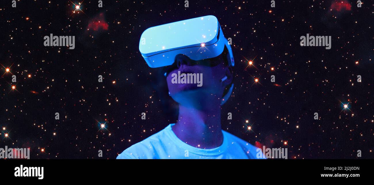 Der Mensch verwendet ein Virtual-Reality-Headset. Elemente dieses Bildes, die von der NASA eingerichtet wurden. Konzept der virtuellen, erweiterten und erweiterten Realität, Zukunftstechnologie, Stockfoto