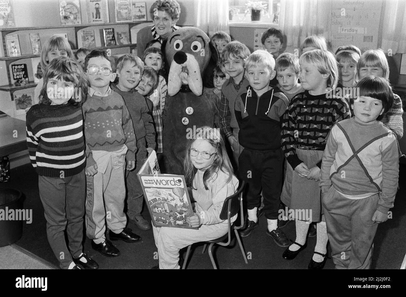 Newshund bellte den richtigen Baum, als er eine Buchwoche an der ersten Schule in Cumberworth in seinem eigenen unnachahmlichen Stil abrundete. Der kuschelige Hund half Margaret Overend, der sich über die Kinderseite des Prüfers beschwert hatte, den Schülern alles über Zeitungen zu erzählen. Die Schülerin Hannah Brook liest Newshound, den Kindern, und Margaret Overend, die im Hintergrund abgebildet ist, eine Geschichte vor. Anfang der Woche wurde die Schule vom Autor und Illustrator Richard Bell besucht, der über sein Buch Deep in the Wood sprach. Pandoras Puppet Circus begeisterte die Kinder mit einer Show namens Princess Polly Stockfoto