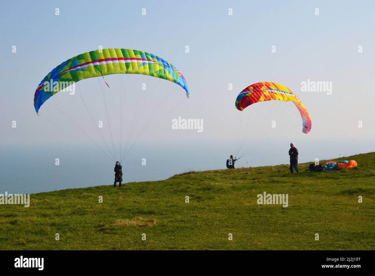 Gleitschirmflieger in Beachy Head, Eastbourne, East Sussex, Großbritannien Stockfoto