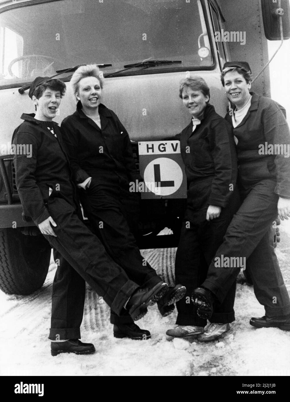 Die Geordie-Mädchen Sheila, Angela, Janet und Brenda treten in die Welt der schweren Fahrzeugantriebe ein, als sie erst am 19.. Januar 1987 einen achtwöchigen Kurs zur Fahrzeugwartung für Frauen beginnen. Der erste derartige Kurs in Großbritannien Stockfoto