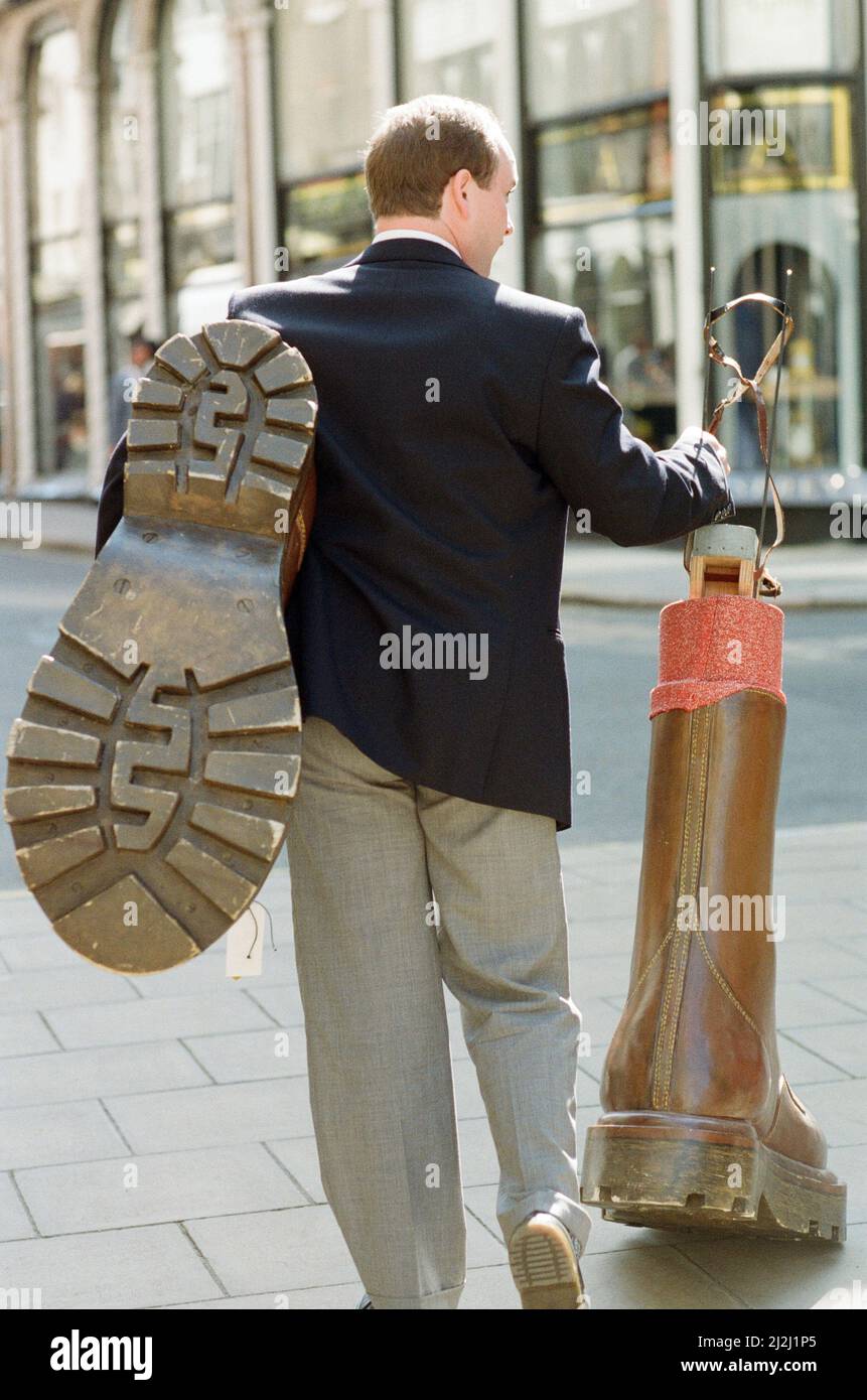 Sothebys Auktion von Elton John-Artikeln. Eltons berühmte Doc Martin Stiefel wurden aus einer Auktion für eine Rekordmarke von £11.000 in den Händen ihres Herstellers ausgezogen. Die 4ft 61/2-Zoll-Schnürsenkel aus Fiberglas mit Plateauschuhen und Metallsätteln wurden von Stephen Briggs gekauft, dessen Familienunternehmen Northampton Doc Martens in Lizenz aus Deutschland herstellt. Elton trug die Stiefel, als er den Pinball Wizard in der Rockoper Tommy spielte. Stephen war bereit, bis zu £15.000 für sie zu bieten. Im Bild Stephen mit seinen £11.000 Stiefeln. 6.. September 1988. Stockfoto