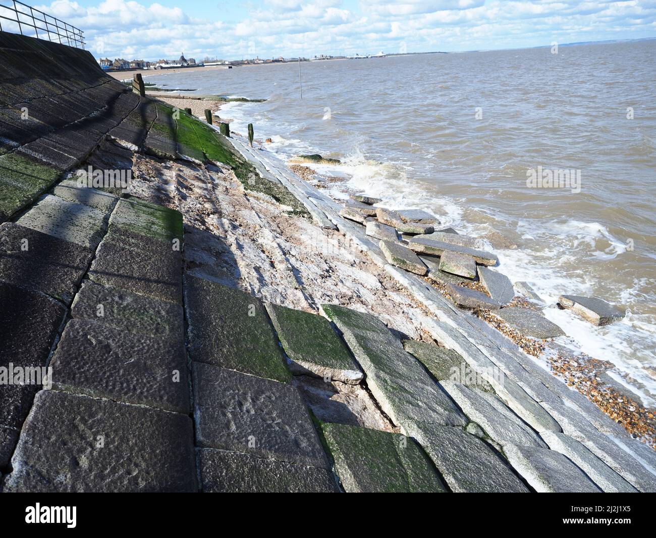 Sheerness, Kent, Großbritannien. 2. April 2022. Wetter in Großbritannien: Die Verteidigung des Meeres in Sheerness, Kent, wurde durch das schlechte Wetter der letzten Zeit beschädigt/beeinträchtigt, darunter mehrere Tage starker Nordostwinde und eine Flut von Gezeiten gestern. Ein riesiges Loch ist in der Meeresverteidigung erschienen, wo viele große Steinplatten aus der schützenden Faszie der Ufermauer gefallen sind. Kredit: James Bell/Alamy Live Nachrichten Stockfoto