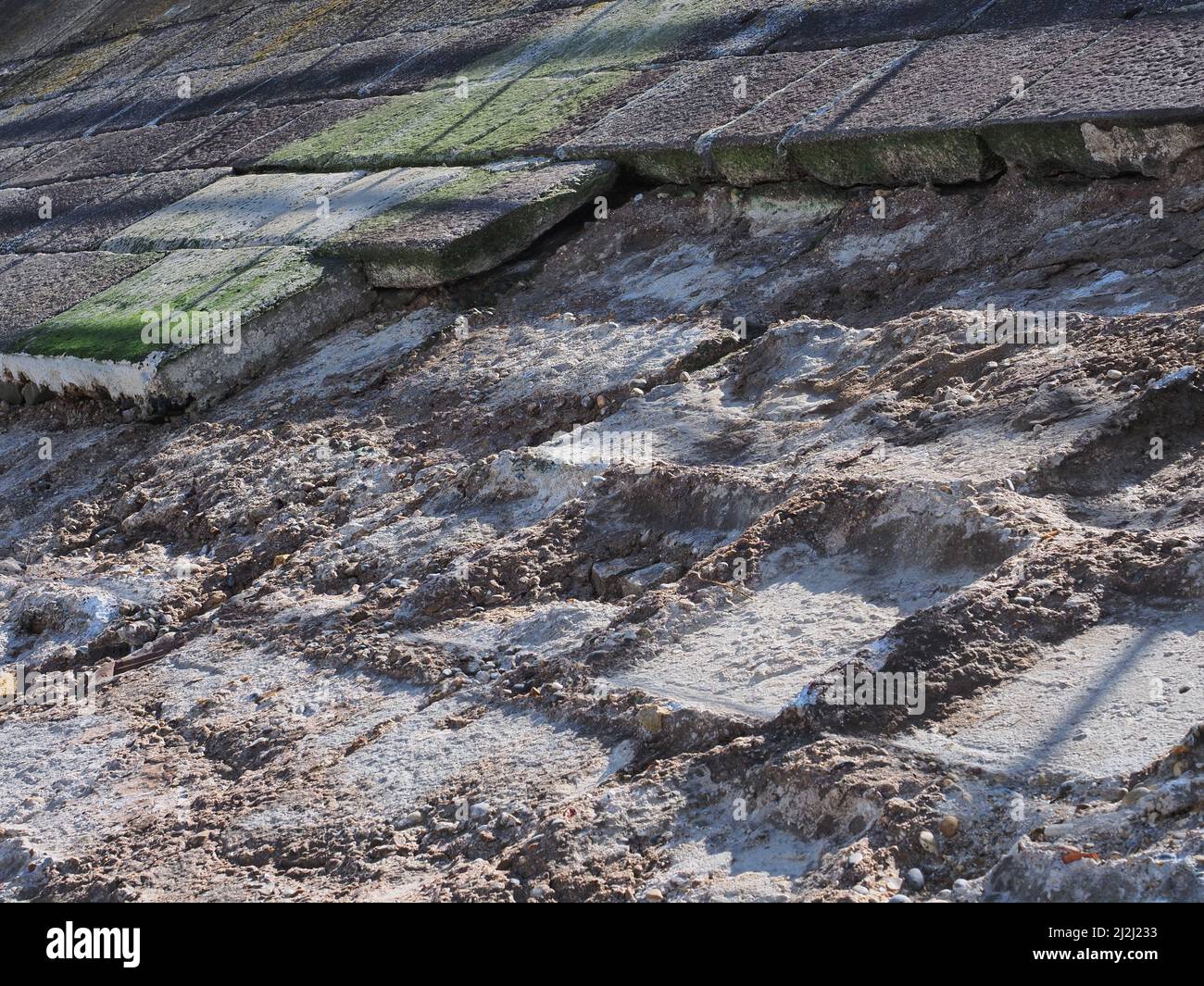 Sheerness, Kent, Großbritannien. 2. April 2022. Wetter in Großbritannien: Die Verteidigung des Meeres in Sheerness, Kent, wurde durch das schlechte Wetter der letzten Zeit beschädigt/beeinträchtigt, darunter mehrere Tage starker Nordostwinde und eine Flut von Gezeiten gestern. Ein riesiges Loch ist in der Meeresverteidigung erschienen, wo viele große Steinplatten aus der schützenden Faszie der Ufermauer gefallen sind. Kredit: James Bell/Alamy Live Nachrichten Stockfoto