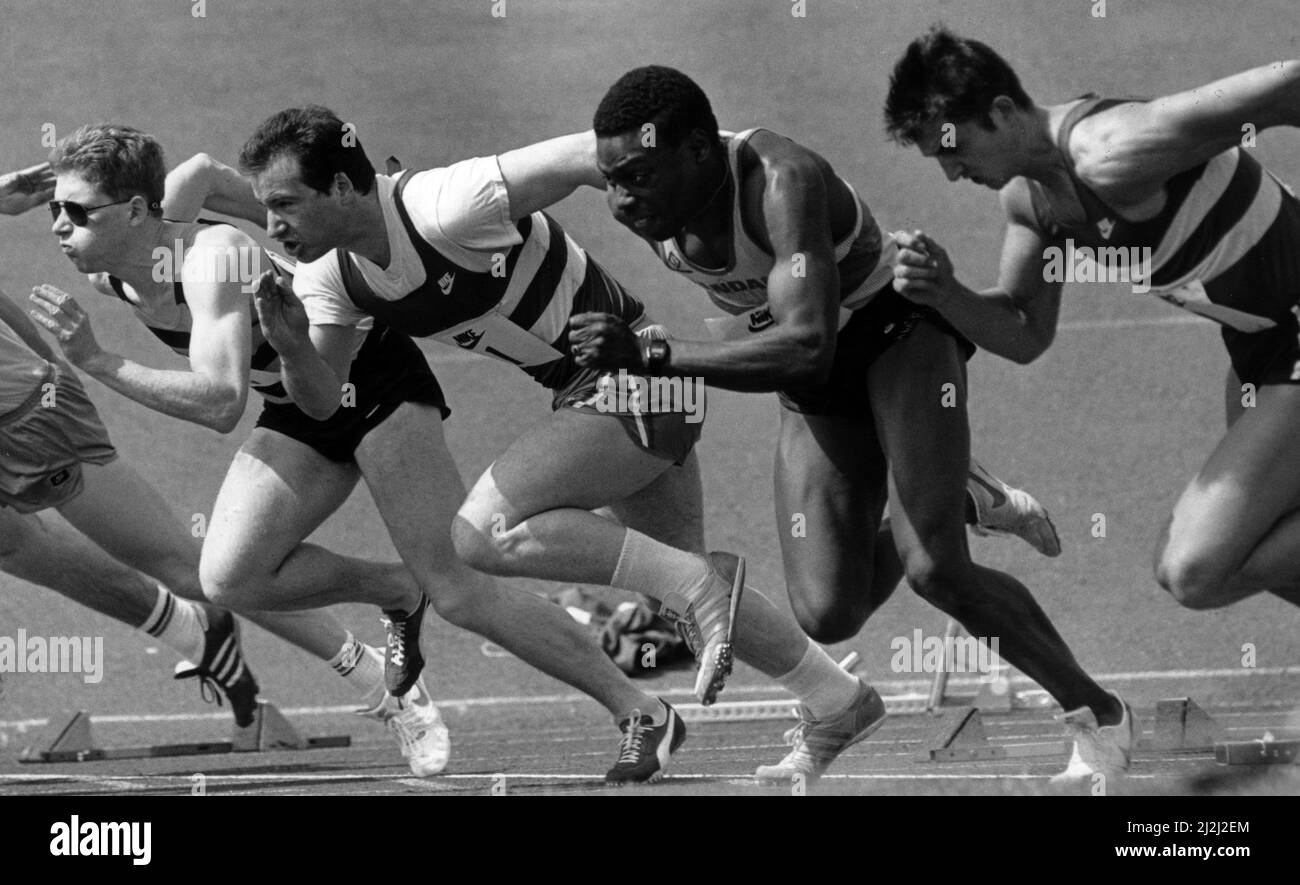 Go Go Go ... die Entschlossenheit zeigt sich in den Gesichtern dieser Athleten beim Start einer 100 Meter langen Hitze bei den North Eastern Counties Championships. Der endgültige Gewinner war Uche Wodu (2. rechts) von Mandale Harriers, 14.. März 1988. Stockfoto