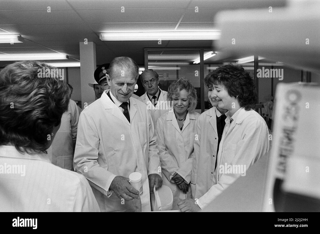 Prinz Philip, Herzog von Edinburgh, besucht den Wavertree Technology Park in Liverpool. Er ist auf dem Foto zu sehen, wie er die Labore von Powell und Scolefield, biochemischen Herstellern, bereist. 20.. Februar 1987. Stockfoto