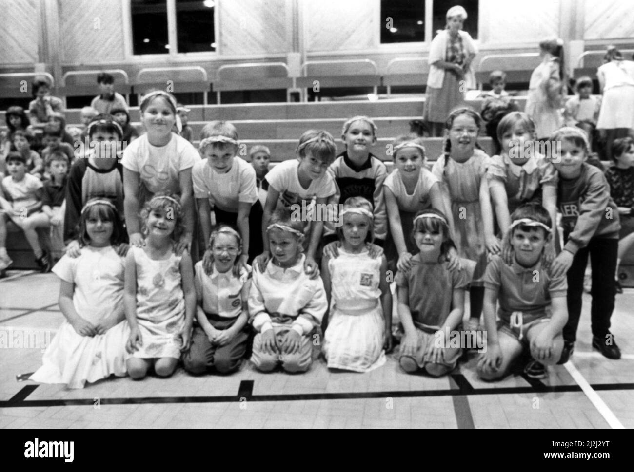 North East Festivals Toe-Tapping Youngsters brough a volkstümlich vor dem Lightfoot Sports Center, Walker, Newcastle, mit der ersten großen Tanzveranstaltung des First Wave Festival 19 July 1988 - Schüler der Welbeck Primary School Stockfoto