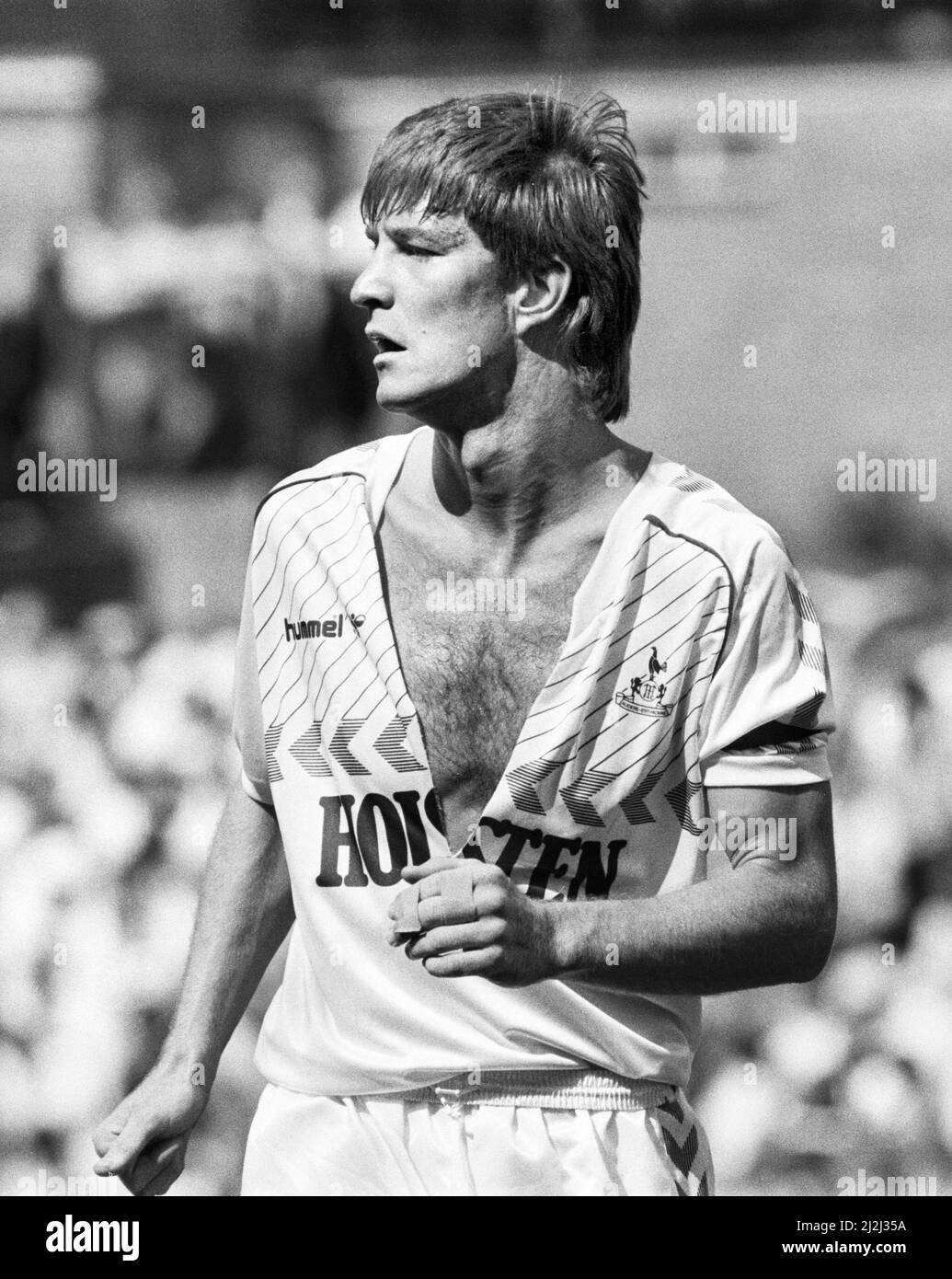 English League Division ein Spiel in der Vicarage Road. Watford 1 / Tottenham Hotspur 0. Spurs-Verteidiger Richard Gough in Aktion mit zerrissendem Shirt während des Spiels. 9. Mai 1987. Stockfoto