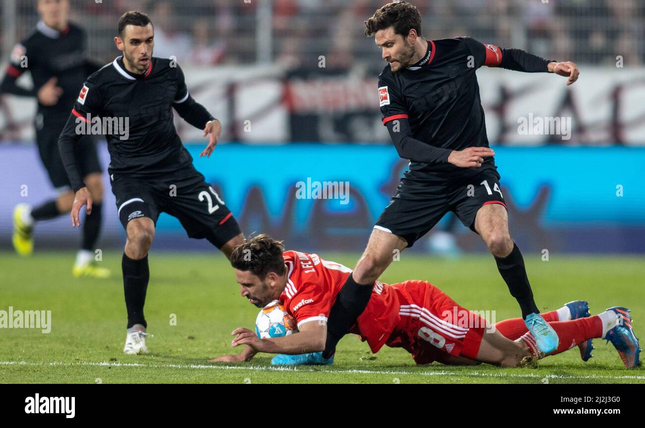 Berlin, Deutschland. 01. April 2022. Fußball: Bundesliga, 1. FC Union Berlin - 1. FC Köln, Matchday 28, an der Alten Försterei. Die Berliner Rani Khedira (M) kämpft gegen Ellyes Skhiri (l.) und Jonas Hector vom FC Köln um den Ball. Quelle: Andreas Gora/dpa - WICHTIGER HINWEIS: Gemäß den Anforderungen der DFL Deutsche Fußball Liga und des DFB Deutscher Fußball-Bund ist es untersagt, im Stadion und/oder vom Spiel aufgenommene Fotos in Form von Sequenzbildern und/oder videoähnlichen Fotoserien zu verwenden oder zu verwenden./dpa/Alamy Live News Stockfoto