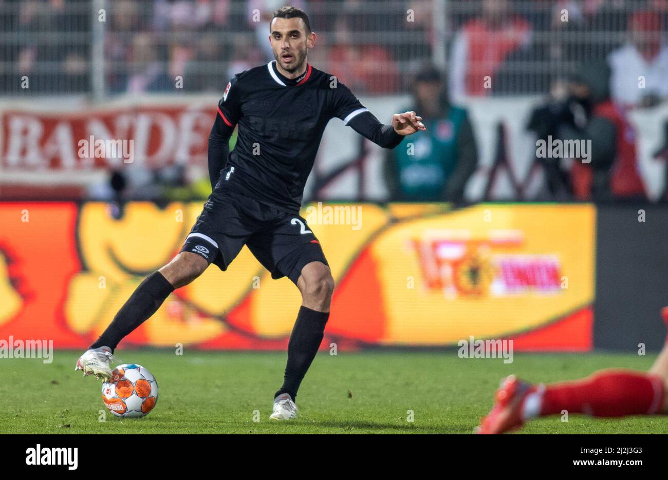 Berlin, Deutschland. 01. April 2022. Fußball: Bundesliga, 1. FC Union Berlin - 1. FC Köln, Matchday 28, an der Alten Försterei. Ellyes Skhiri vom FC Köln spielt den Ball. Quelle: Andreas Gora/dpa - WICHTIGER HINWEIS: Gemäß den Anforderungen der DFL Deutsche Fußball Liga und des DFB Deutscher Fußball-Bund ist es untersagt, im Stadion und/oder vom Spiel aufgenommene Fotos in Form von Sequenzbildern und/oder videoähnlichen Fotoserien zu verwenden oder zu verwenden./dpa/Alamy Live News Stockfoto