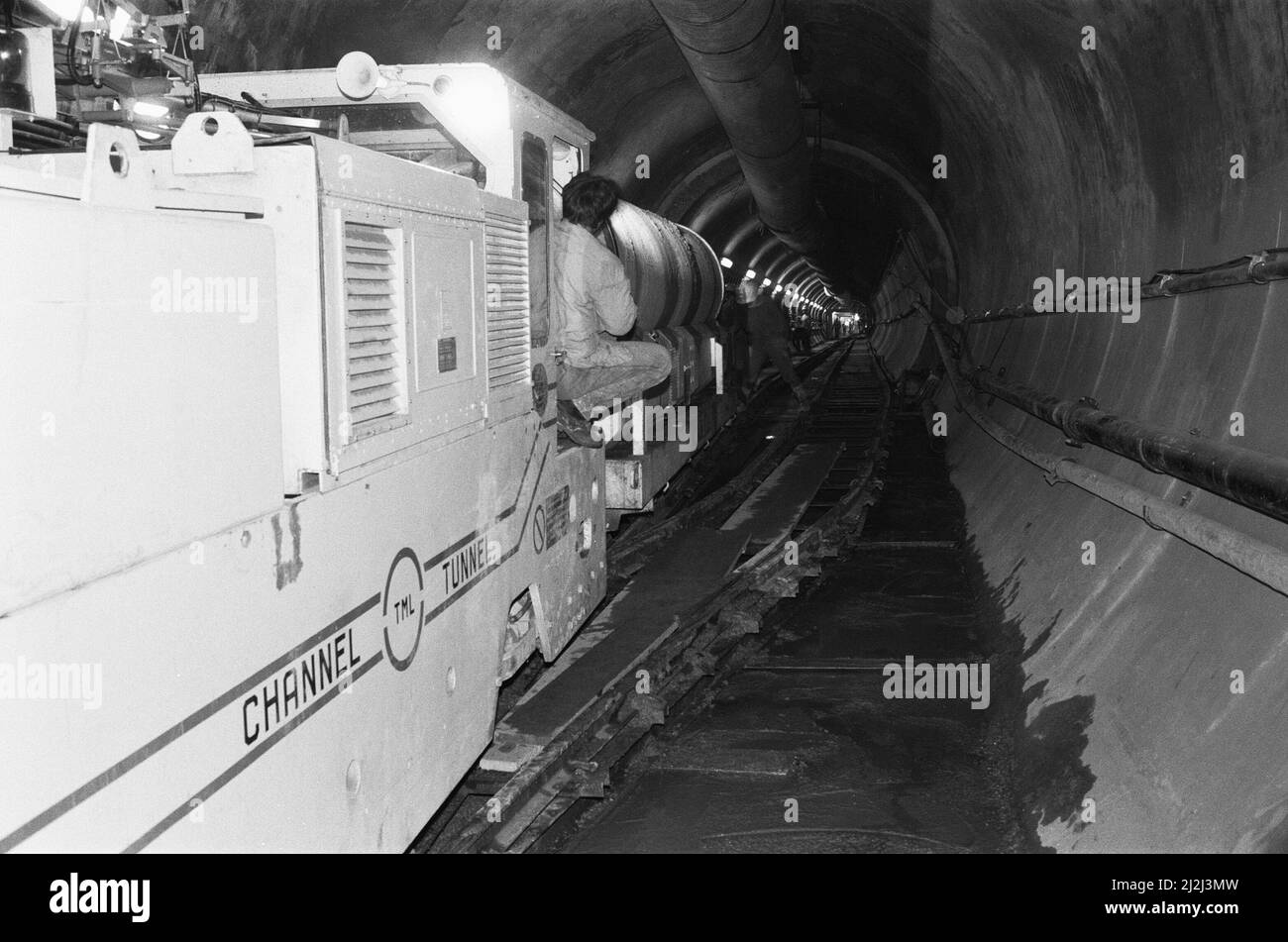 Kanaltunnelbau 28.. November 1987.eine der hier im Servicestunnel auf der englischen Seite des Ärmelkanals zu sehenden Tunnelvortriebsmaschinen mit kleinen Bohrungen. Stockfoto