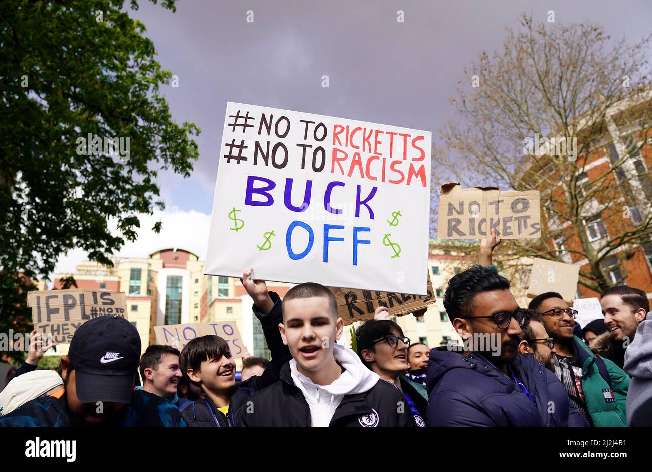 Chelsea-Fans protestieren vor dem Fußballspiel in der Londoner Stamford Bridge gegen den möglichen Verkauf des Clubs an die Ricketts-Familie. Bilddatum: Samstag, 2. April 2022. Stockfoto