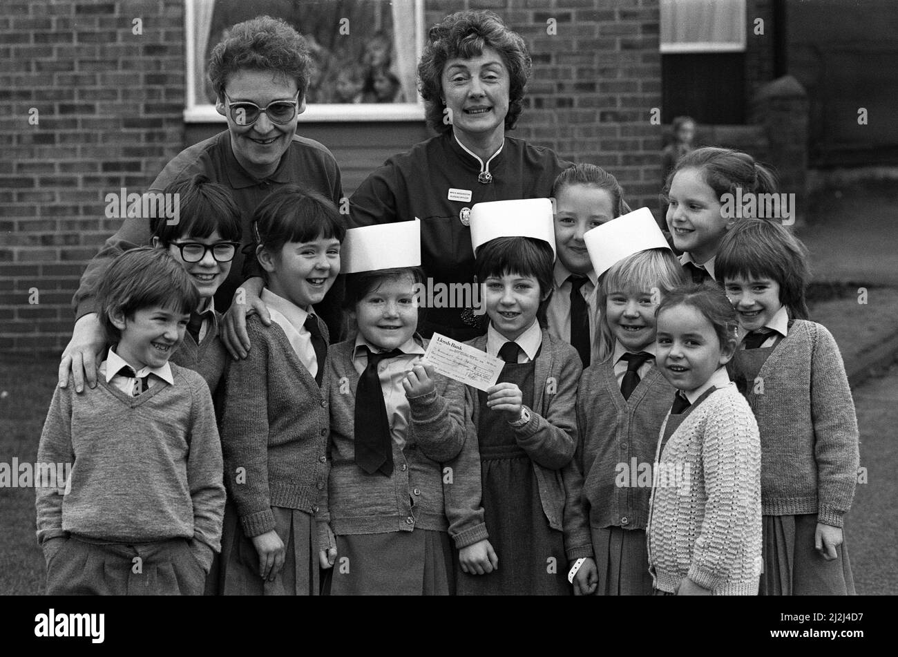 Lepton CE Schulkinder legen der Kinderabteilung des Royal Infirmary in Huddersfield einen Scheck vor, nachdem sie das Geld aus den Sammlungen während verschiedener Weihnachtsveranstaltungen gesammelt hatten. 18.. Januar 1988. Stockfoto