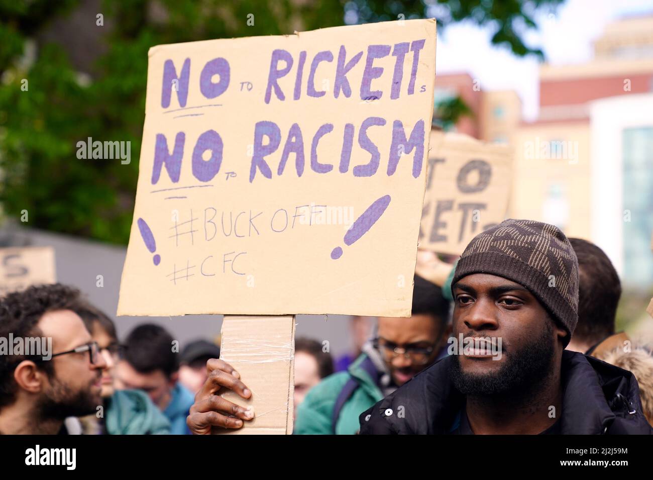 Chelsea-Fans protestieren vor dem Fußballspiel in der Londoner Stamford Bridge gegen den möglichen Verkauf des Clubs an die Ricketts-Familie. Bilddatum: Samstag, 2. April 2022. Stockfoto