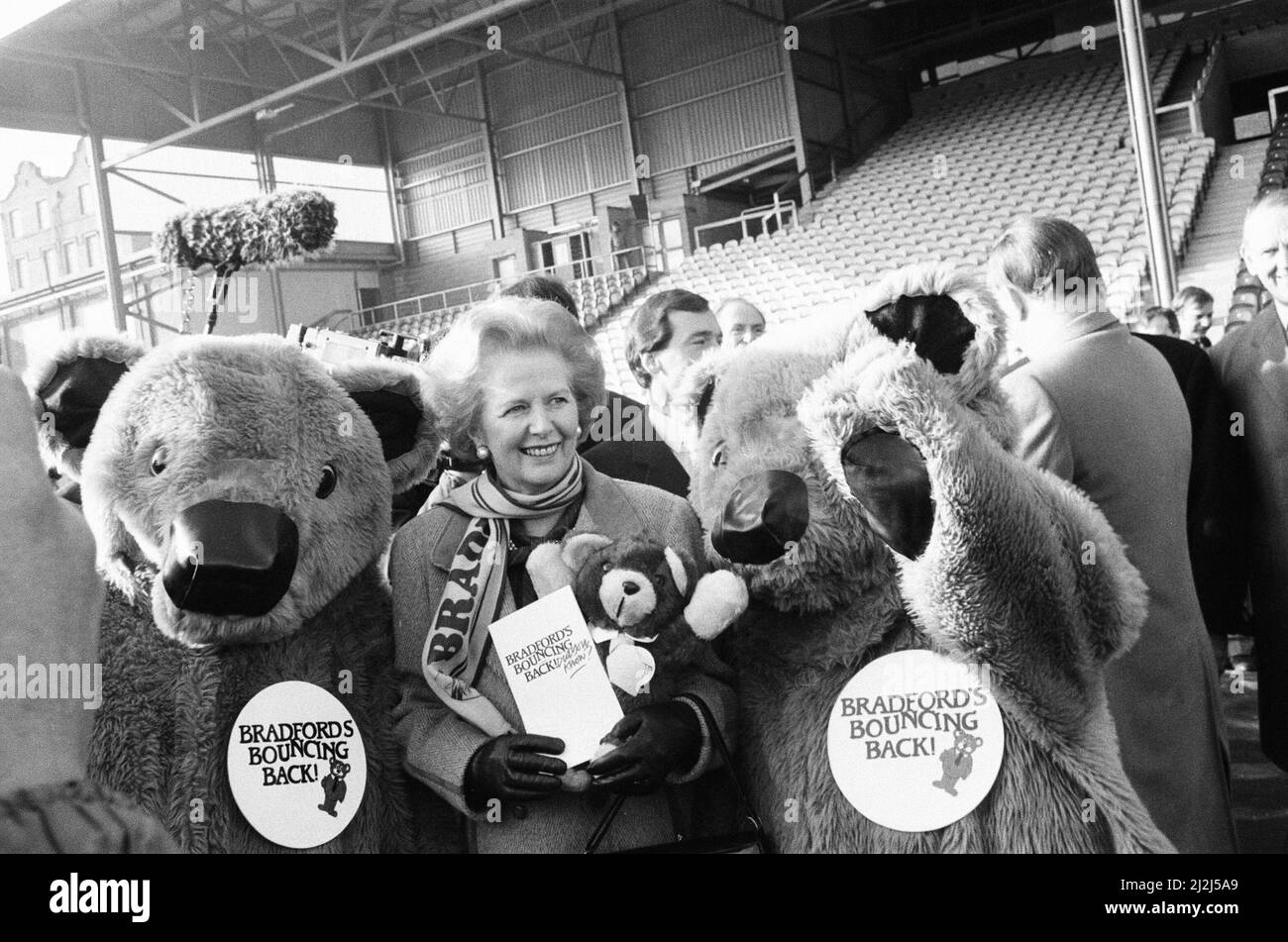 Margaret Thatcher PM, Visits Valley Parade, Heimstadion des Bradford City Football Club, Freitag, 20.. Februar 1987. Der Premierminister inspizierte die Sanierung des Valley Parade Ground, die nach einem verheerenden Brand am Samstag, dem 11.. Mai 1985, erforderlich war, bei dem 56 Menschen ums Leben kamen und mindestens 265 weitere verletzt wurden. Unser Bild zeigt ... Margaret Thatcher PM trifft zwei Bären, Maskottchen für Bradford, Slogan, Bradford Bouncing Back. Stockfoto