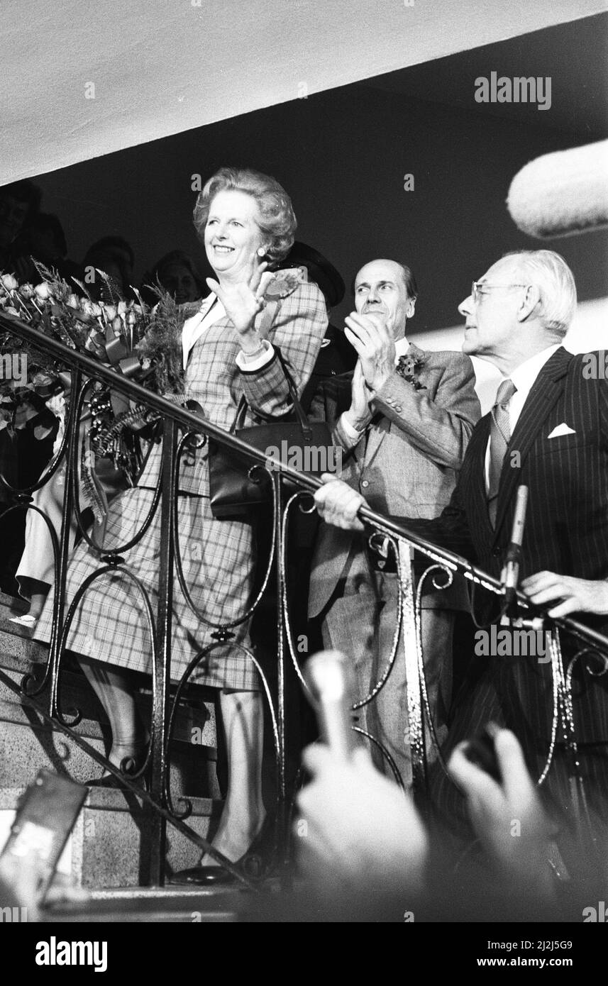 Premierministerin Margaret Thatcher, ihr Ehemann Denis Thatcher und Norman Tebbit, Vorsitzender der Konservativen Partei, feiern den Gewinn einer dritten Amtszeit in der Regierung der Konservativen Partei aus einem Fenster des konservativen Zentralbüros am Smith Square in Westminster. 12. Juni 1987. Stockfoto