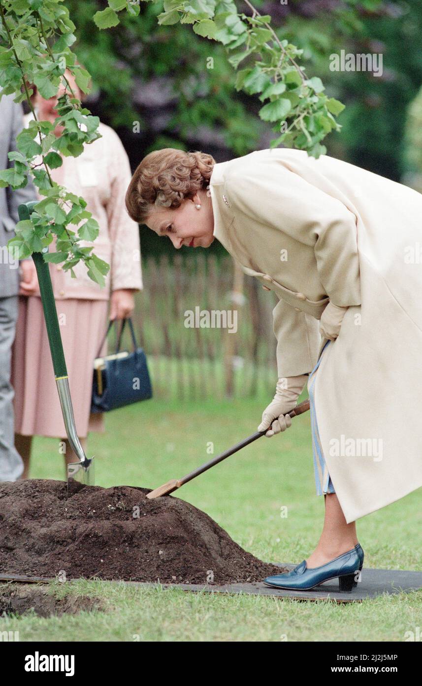 Chelsea Flower Show, 21.. Mai 1988. Königin Elizabeth II besucht die Gartenschau auf dem Gelände des Royal Hospital Chelsea, London. Stockfoto
