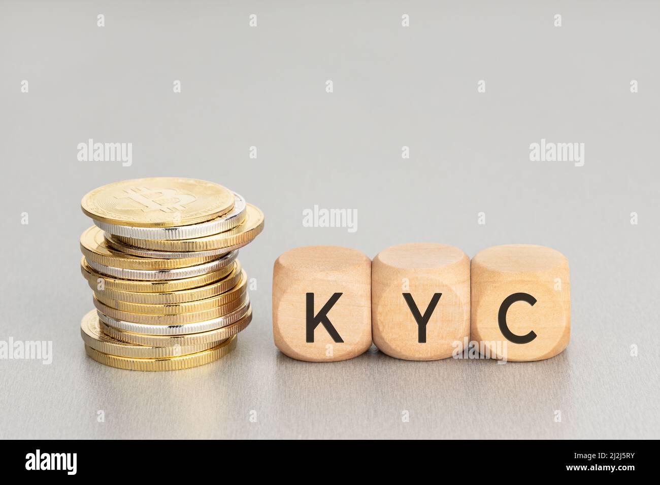 KYC-Kryptowährungskonzept. Gestapelte Krypto-Münzen und Holzblöcke mit Text. Speicherplatz kopieren Stockfoto
