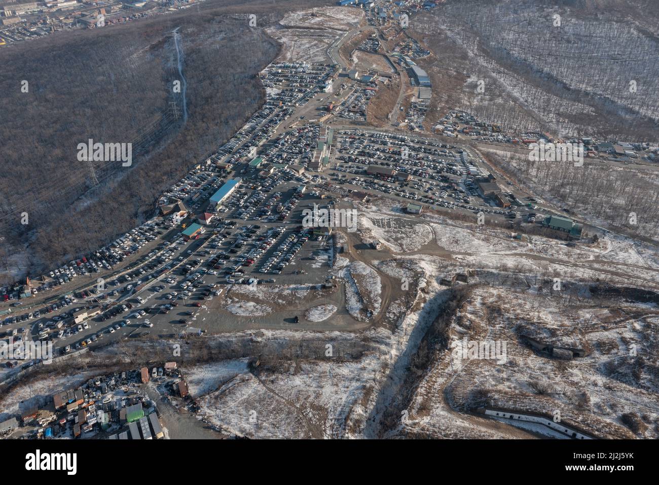 Reihen von stehenden Autos auf dem Automarkt gefilmt von oben. Verkauf von Gebrauchtwagen aus Japan gebracht. Stockfoto
