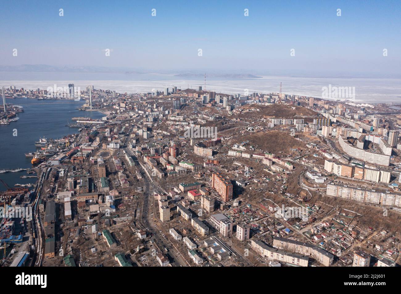 Wladiwostok, Russland - 5. Februar 2022:der Blick von der Spitze der Bucht, Häuser und Straßen der Stadt. Stockfoto