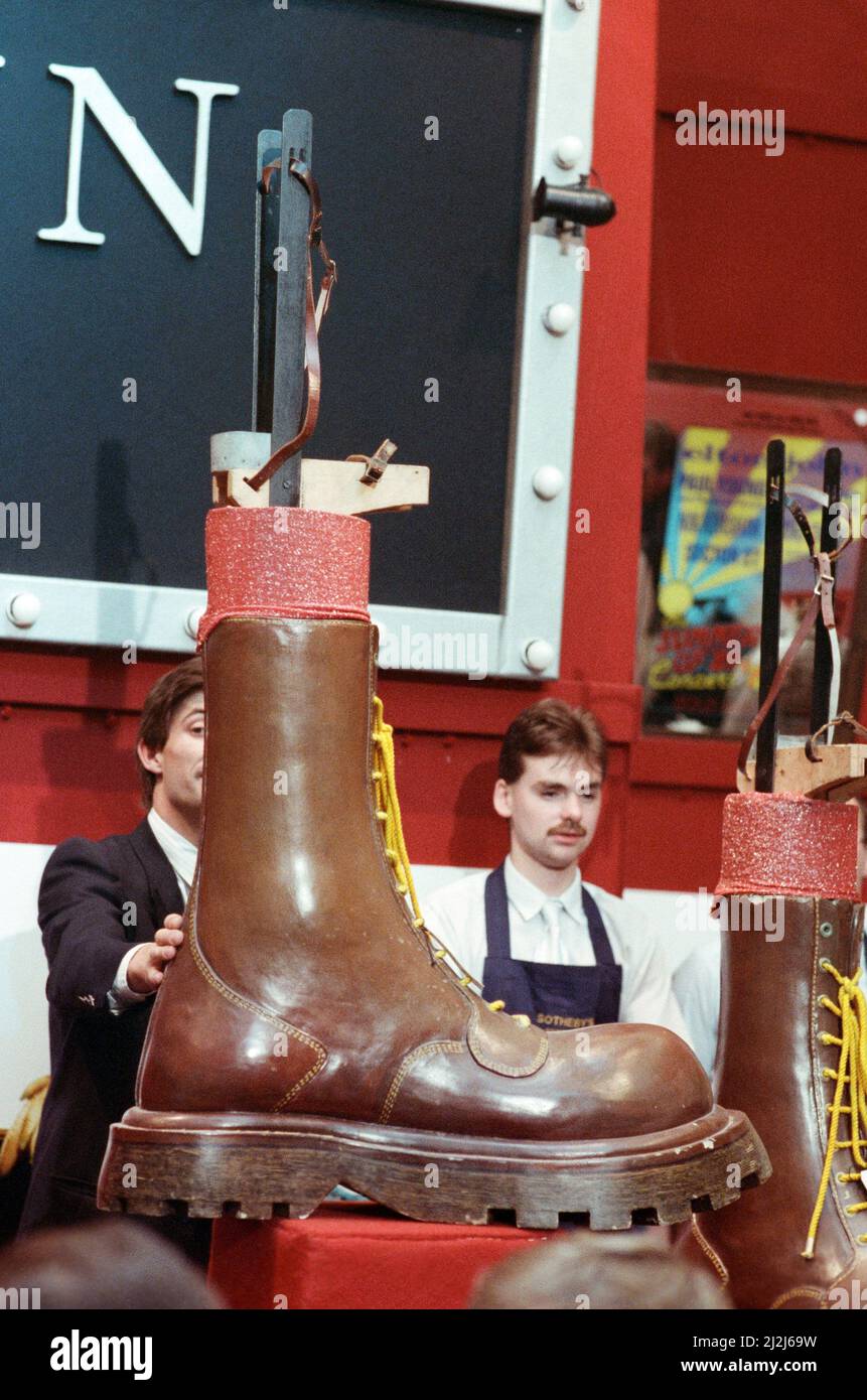 Sothebys Auktion von Elton John-Artikeln. Eltons berühmte Doc Martin Stiefel, die er trug, als er den Pinball Wizard in der Rockoper Tommy spielte. 6.. September 1988. Stockfoto