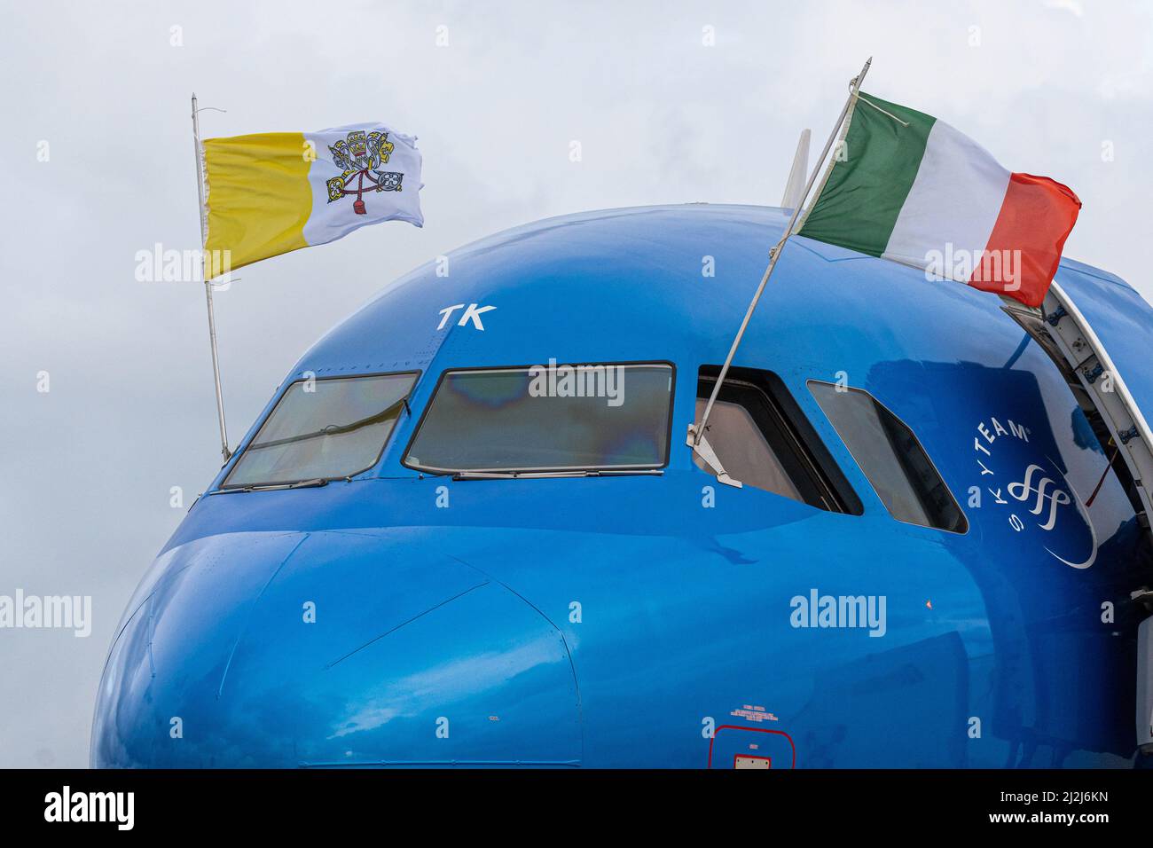 Rom, Italien. 02. April 2022. Das päpstliche Flugzeug ist in der offiziellen Lackierung der neuen Firma 'ITA Airways'. Papst Franziskus verließ den Internationalen Flughafen Leonardo da Vinci in Fiumicino, Rom, um zur Apostolischen Reise nach Malta zu gehen. Papst Franziskus fliegt zum ersten Mal mit dem Flugzeug, das die offizielle Lackierung der neuen Firma 'ITA Airways' hat. Kredit: SOPA Images Limited/Alamy Live Nachrichten Stockfoto