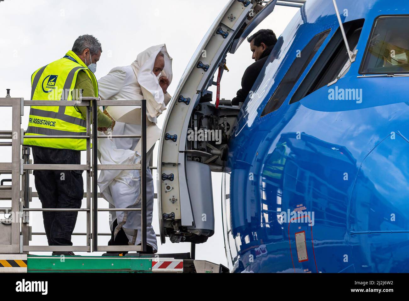 Rom, Italien. 02. April 2022. Papst Franziskus nutzt einen Bordaufzug, um seinen Flug nach Malta zu besteigen. Papst Franziskus verließ den Internationalen Flughafen Leonardo da Vinci in Fiumicino, Rom, um zur Apostolischen Reise nach Malta zu gehen. Papst Franziskus fliegt zum ersten Mal mit dem Flugzeug, das die offizielle Lackierung der neuen Firma 'ITA Airways' hat. (Foto: Stefano Costantino/SOPA Images/Sipa USA) Quelle: SIPA USA/Alamy Live News Stockfoto