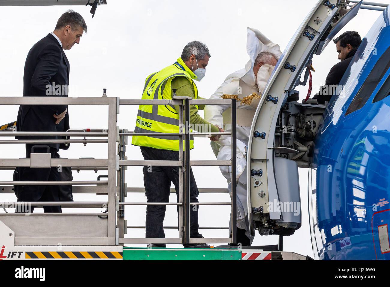 Rom, Italien. 02. April 2022. Papst Franziskus nutzt einen Bordaufzug, um seinen Flug nach Malta zu besteigen. Papst Franziskus verließ den Internationalen Flughafen Leonardo da Vinci in Fiumicino, Rom, um zur Apostolischen Reise nach Malta zu gehen. Papst Franziskus fliegt zum ersten Mal mit dem Flugzeug, das die offizielle Lackierung der neuen Firma 'ITA Airways' hat. (Foto: Stefano Costantino/SOPA Images/Sipa USA) Quelle: SIPA USA/Alamy Live News Stockfoto