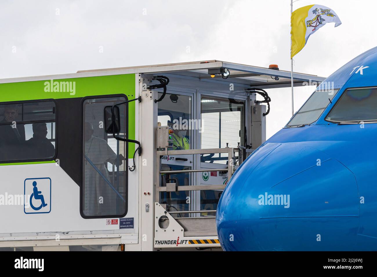 Rom, Italien. 02. April 2022. Papst Franziskus nutzt einen Bordaufzug, um seinen Flug nach Malta zu besteigen. Papst Franziskus verließ den Internationalen Flughafen Leonardo da Vinci in Fiumicino, Rom, um zur Apostolischen Reise nach Malta zu gehen. Papst Franziskus fliegt zum ersten Mal mit dem Flugzeug, das die offizielle Lackierung der neuen Firma 'ITA Airways' hat. (Foto: Stefano Costantino/SOPA Images/Sipa USA) Quelle: SIPA USA/Alamy Live News Stockfoto