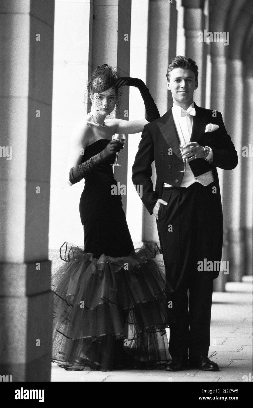 Zwei Darlinge des deb-Sets geben einen Toast auf die Mode, als sie sich auf eine Nacht voller Ballkleider und Sekt auf der Charity Berkeley Dress Show vorbereiteten.Victoria Sykes und Adam Parson wurden von 21other hellen jungen Dingen begleitet, die im Savoy Lancaster Ballroom Kleidung modellierten. Alle Einnahmen aus der Veranstaltung wurden an den NSPCC gespendet. 13.. April 1987 Stockfoto
