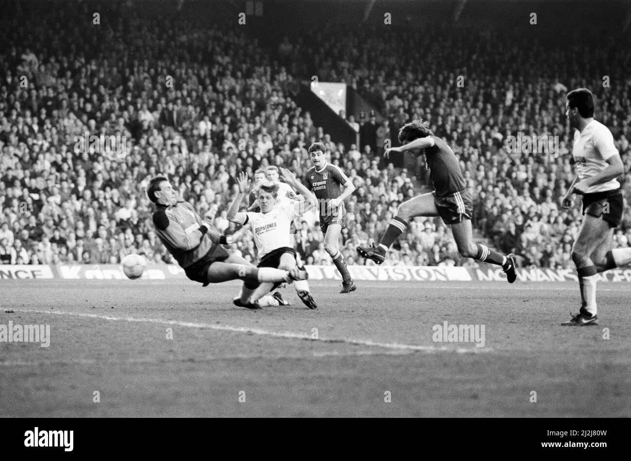 Liverpool 5-0 Nottingham Forest, Ligaspiel in Anfield, Mittwoch, 13.. April 1988. Steve Sutton Torwart, Stuart Pearce, Ray Houghton erzielte Tor, John Aldridge im Hintergrund Stockfoto