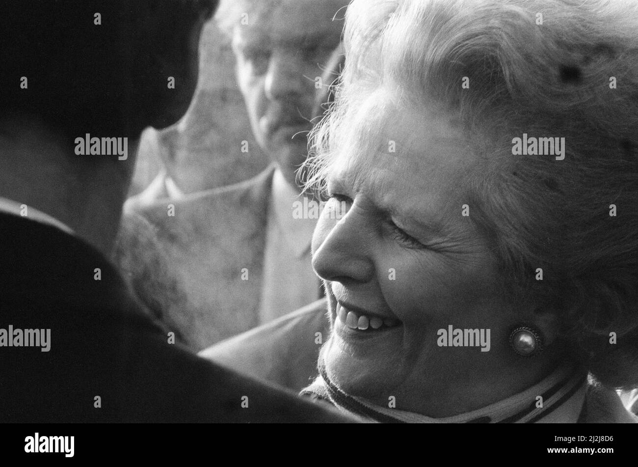 Margaret Thatcher PM, Visits Valley Parade, Heimstadion des Bradford City Football Club, Freitag, 20.. Februar 1987. Der Premierminister inspizierte die Sanierung des Valley Parade Ground, die nach einem verheerenden Brand am Samstag, dem 11.. Mai 1985, erforderlich war, bei dem 56 Menschen ums Leben kamen und mindestens 265 weitere verletzt wurden. Stockfoto