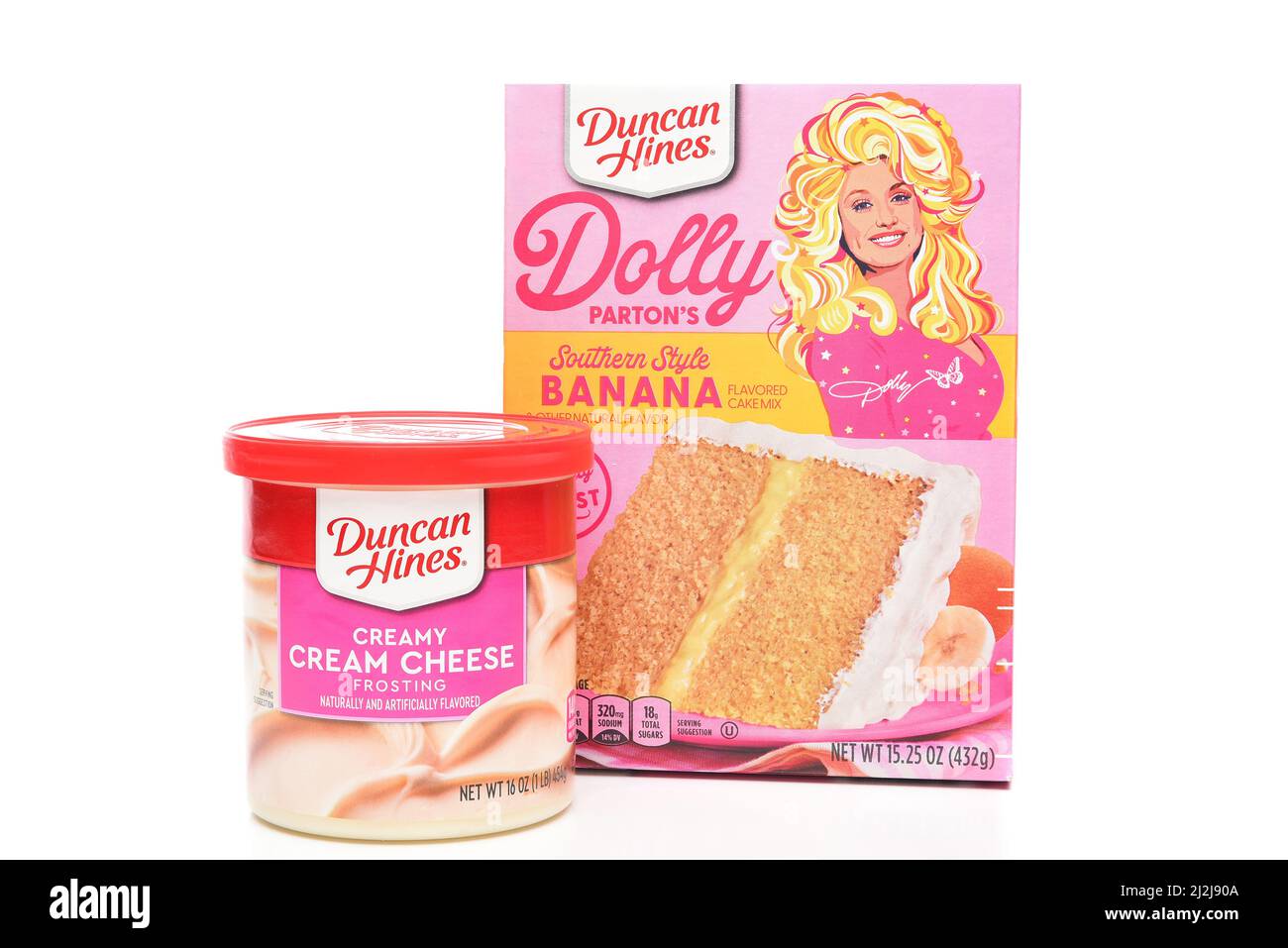 IRVINE, CALIFORNIA - 1 APR 2022: Eine Schachtel Dolly Parton Southern Style Banana Cake Mix mit einer Dose Frischkäse-Frosting von Duncan Hines. Stockfoto