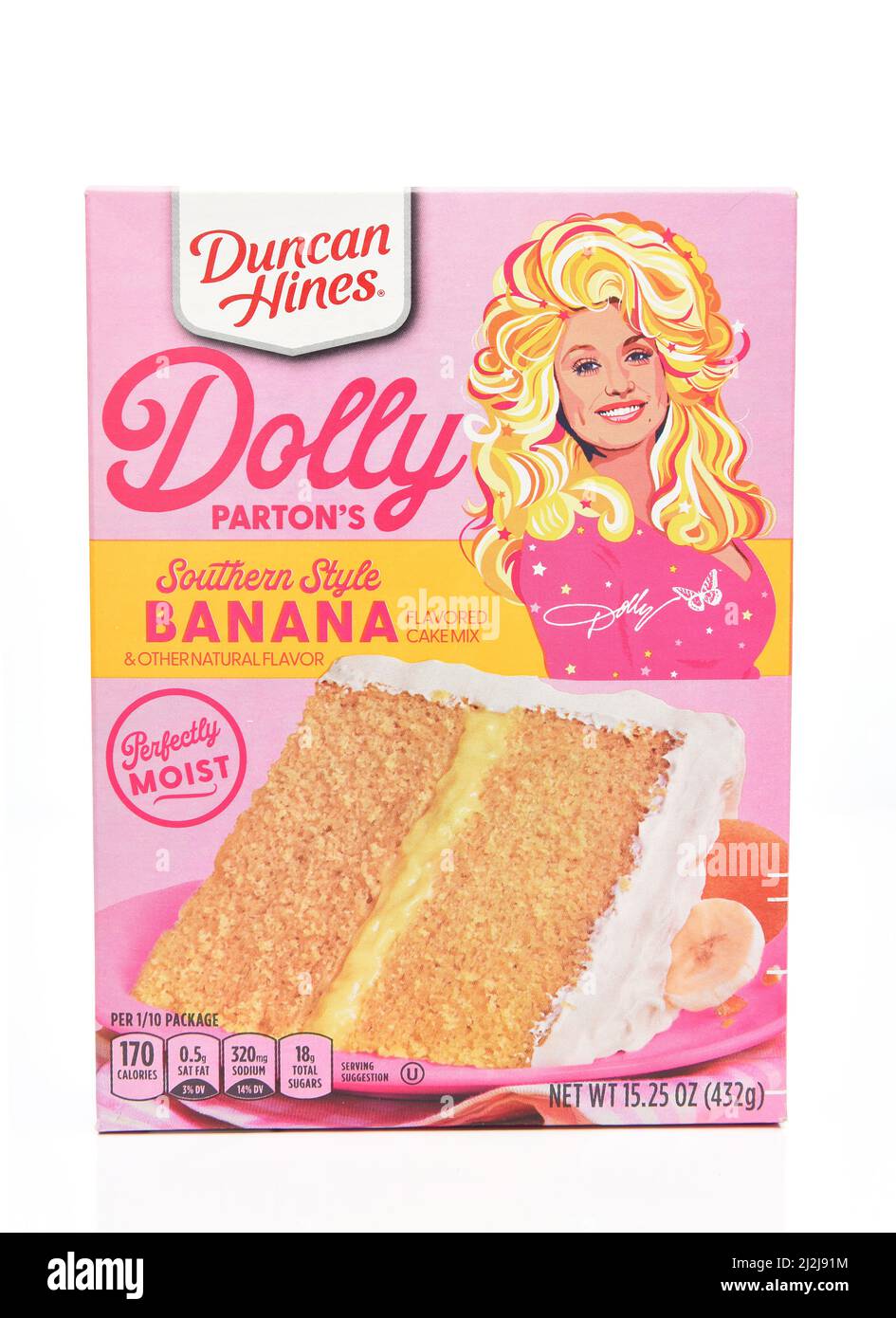 IRVINE, CALIFORNIA - 1 APR 2022: Eine Schachtel Dolly Parton, Southern Style Banana Cake Mix von Duncan Hines. Stockfoto