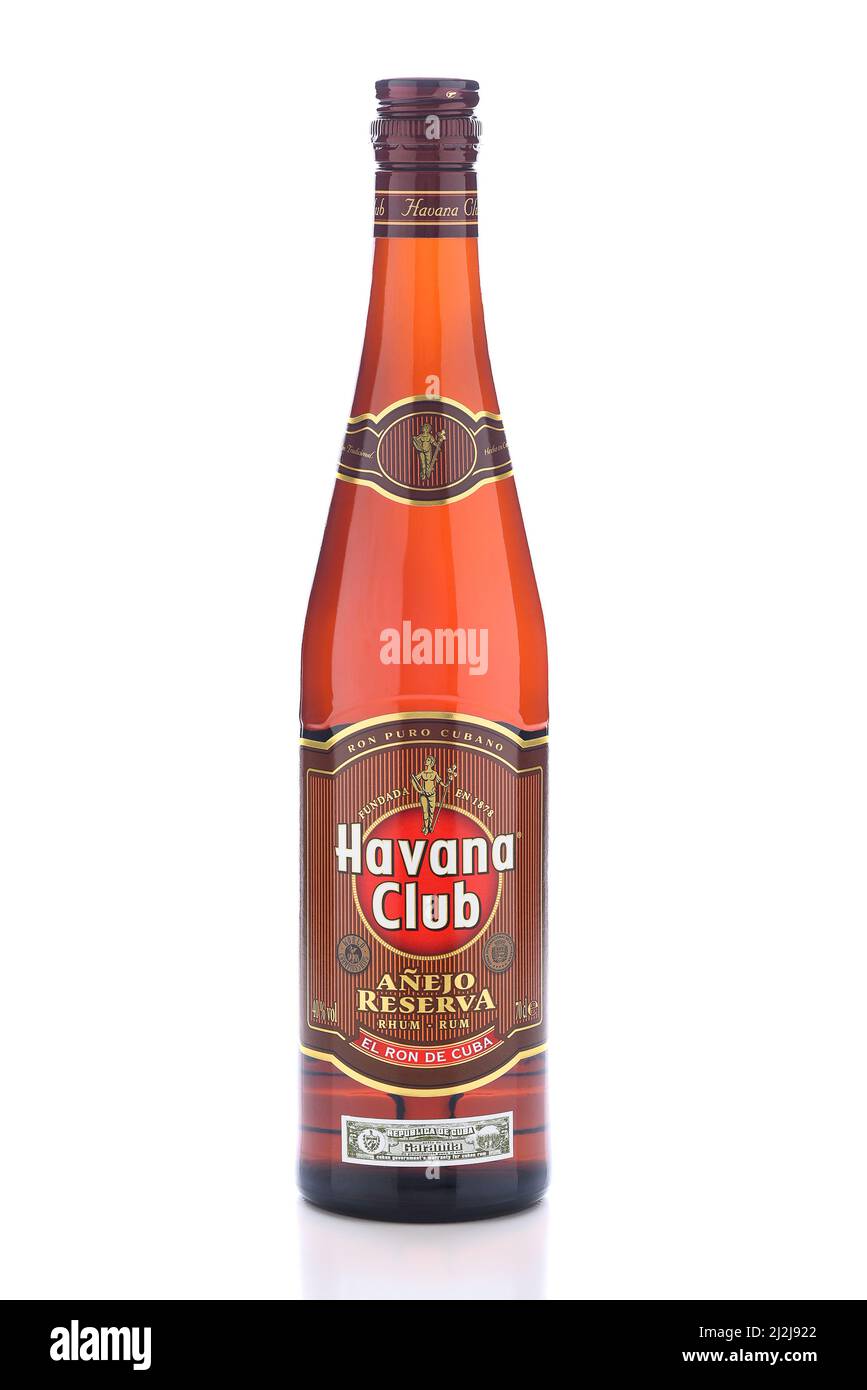 IRVINE, KALIFORNIEN - 24. MÄRZ 2022: Eine Flasche Havana Club Rum auf Weiß mit Spiegelung. Stockfoto