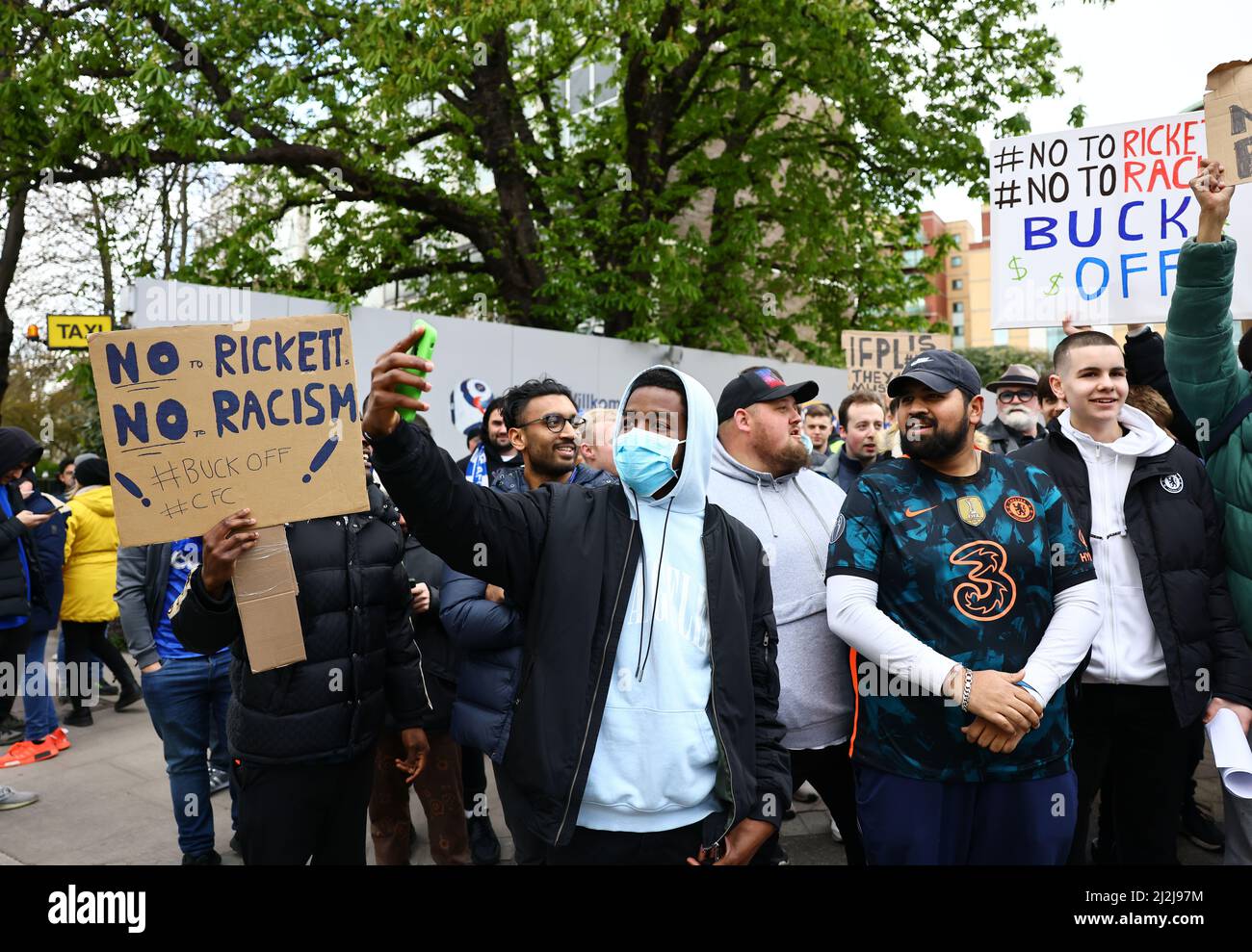 London, Großbritannien. 2. April 2022. Fans protestieren während des Premier League-Spiels in Stamford Bridge, London, gegen eine mögliche Übernahme durch Joe Ricketts. Bildnachweis sollte lauten: David Klein/Sportimage Kredit: Sportimage/Alamy Live News Stockfoto