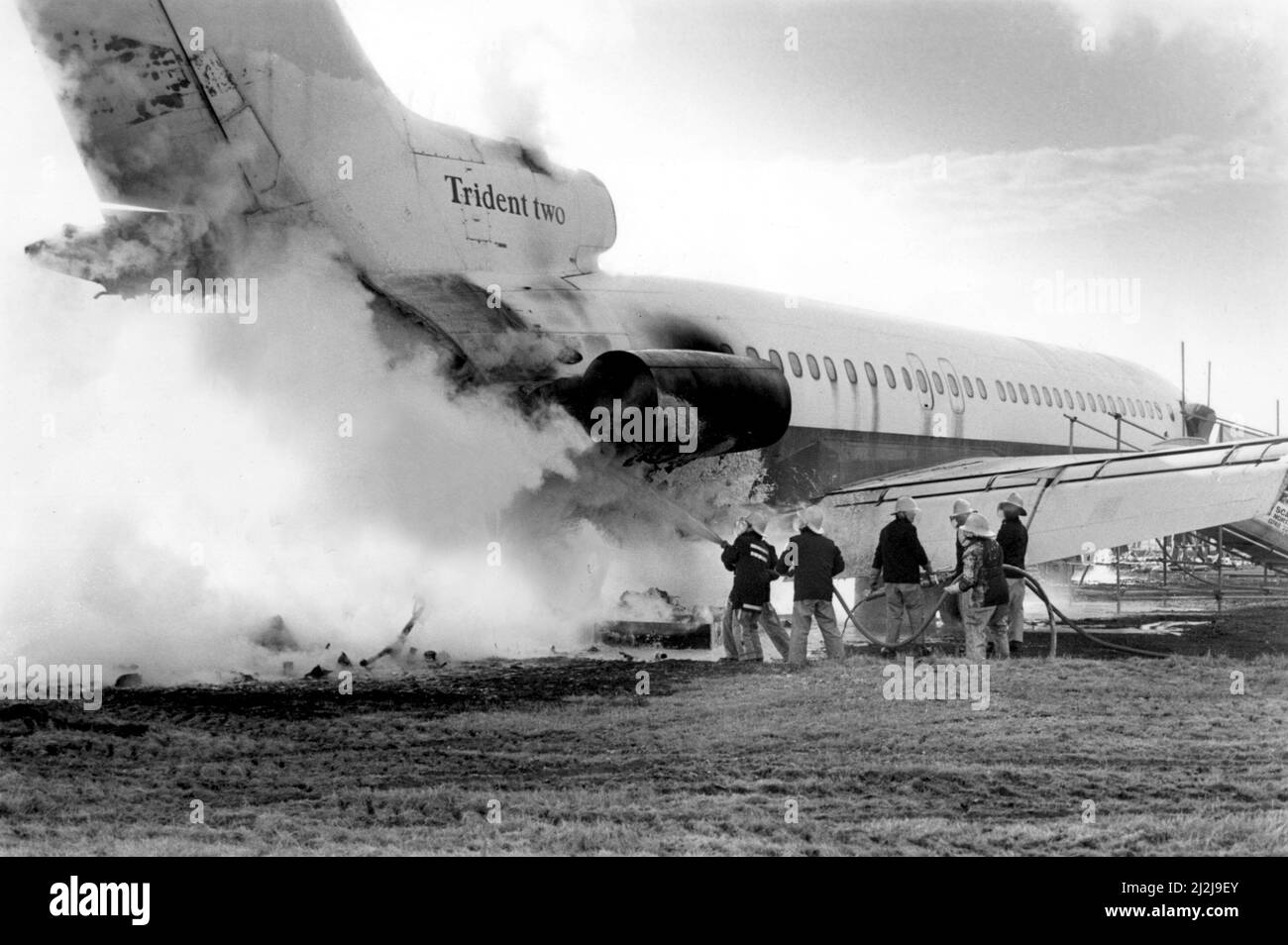 Ein Hawker Siddeley Trident-Passagierflugzeug, das bei einer Scheinkatastrophe am Flughafen Teesside eingesetzt wurde. John Boardmore, der Überlebende des Flugzeugunglücks, ließ die schrecklichen Minuten seines Lebens Revue passieren, um die Idee von North man zu testen, die darauf abzielte, Leben bei Flugzeugbränden zu retten. Herr Boardmore, der mit seiner Frau und zwei Kindern 1985 vor der Katastrophe am Flughafen Manchester geflohen war, saß an Bord des stillgelegte Strahlers, während er in Brand gesetzt wurde, um eine von Herrn Jim Steel erfundene Sprinkleranlage an Bord zu testen. 12/02/1988 Stockfoto