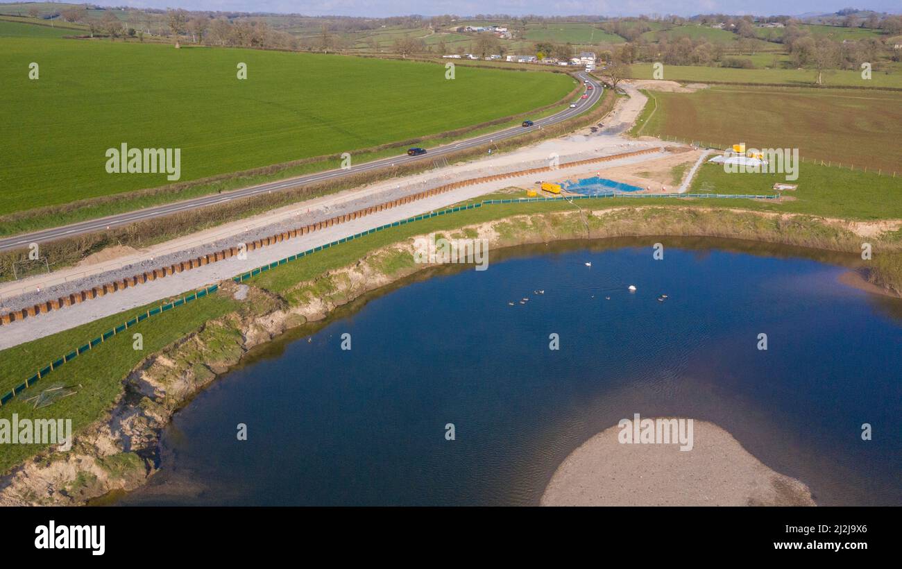 Luftaufnahme von harten Ingenieurarbeiten zum Schutz von A40 in der Nähe von Llanegwad vor Mäander auf dem River Towy. Stockfoto