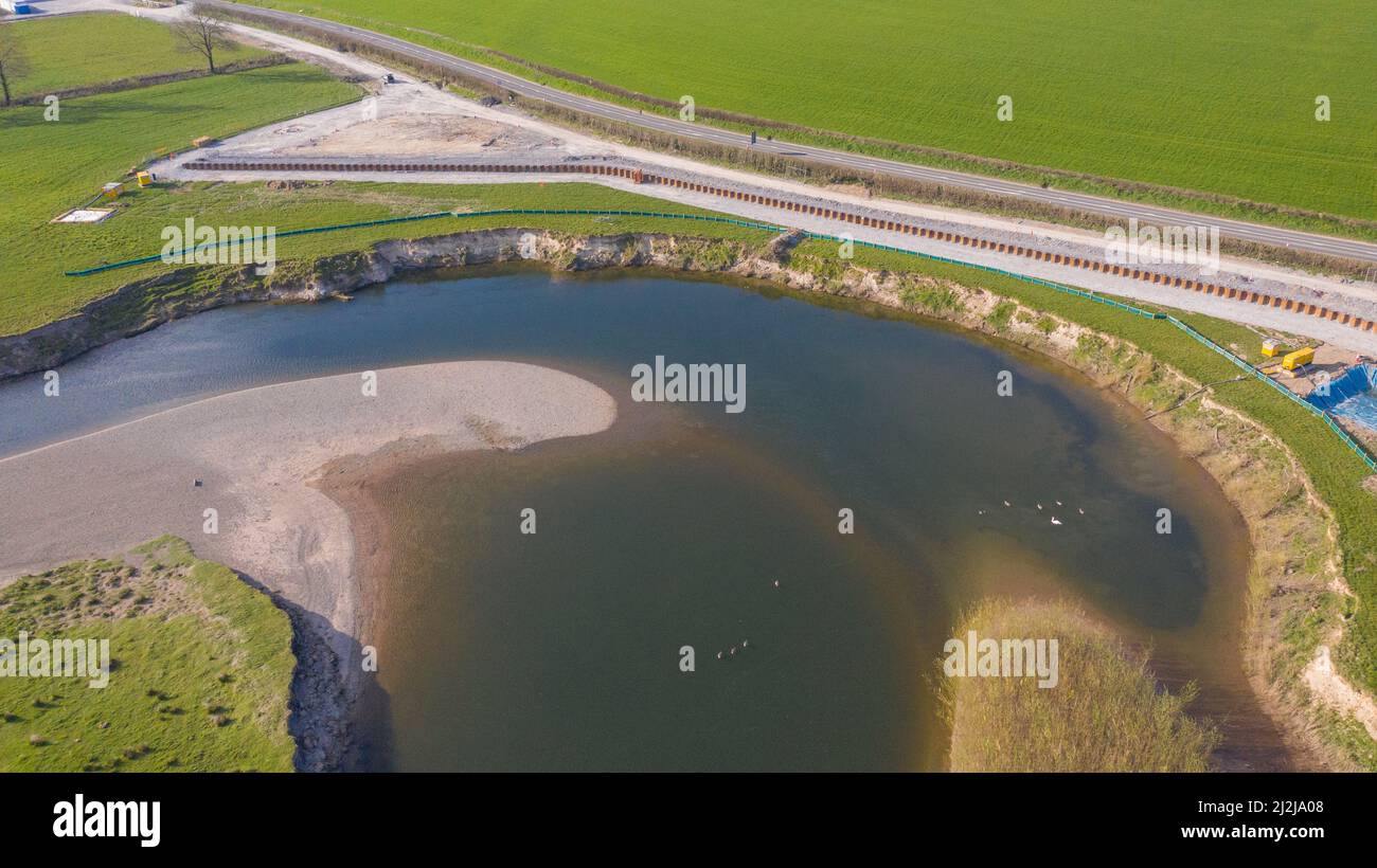 Luftaufnahme von harten Ingenieurarbeiten zum Schutz von A40 in der Nähe von Llanegwad vor Mäander auf dem River Towy. Stockfoto
