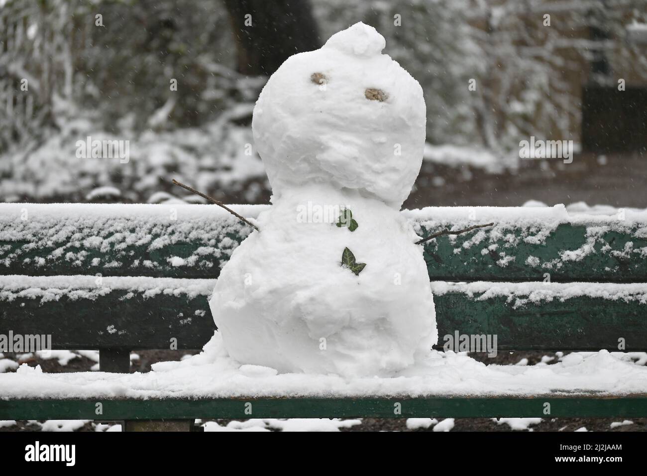 München, Deutschland. 02. April 2022. Ein Schneemann auf einer Parkbank. Quelle: Katrin Requadt/dpa/Alamy Live News Stockfoto