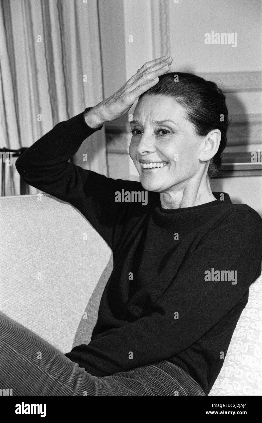 Schauspielerin Audrey Hepburn, die für eine UNICEF-Konferenz in London ist. Die 57-jährige Schauspielerin fordert weitere Hungerhilfe für Äthiopien. 28.. März 1988. Stockfoto