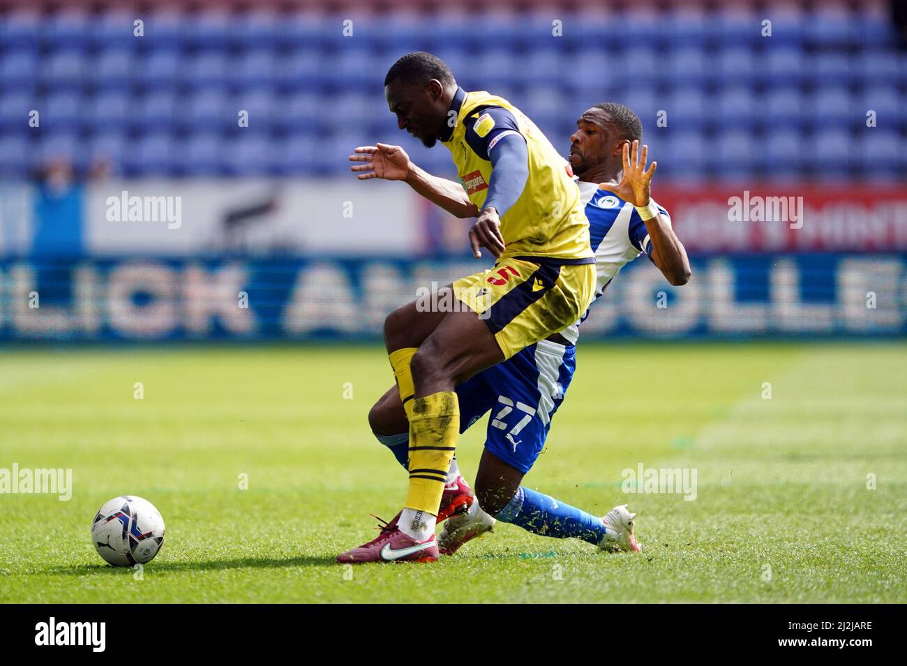 Tendayi Darikwa von Wigan Athletic bekämpft die Bolton Wanderers Ricardo Santos während des Spiels der Sky Bet League One im DW Stadium in Wigan. Bilddatum: Samstag, 2. April 2022. Stockfoto