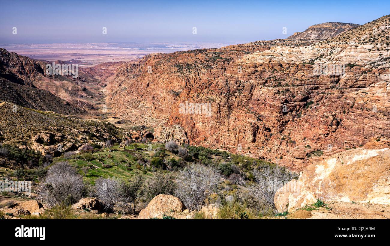 Wunderschöne Wüstengebirgslandschaft. Wadi Dana, Jordanien. Stockfoto