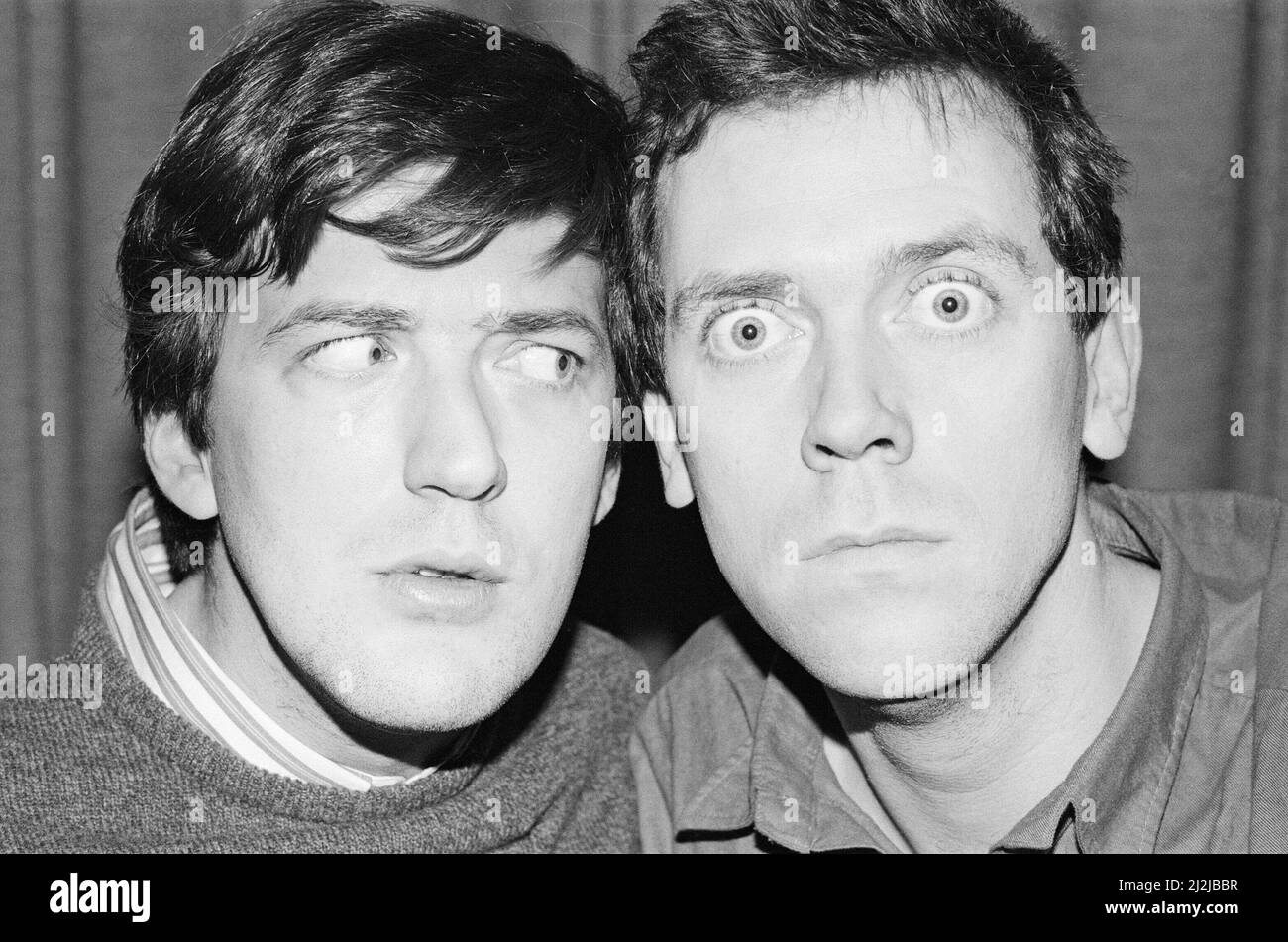 Das Bild zeigt Stephen Fry (links) und die riesige Laurie (rechts). Fry und Laurie sind ein erfolgreicher englischer Comedy-Doppelakt, der hauptsächlich in den Jahren 1980s und 1990s aktiv war. Foto aufgenommen - 29.. Januar 1987 Stockfoto