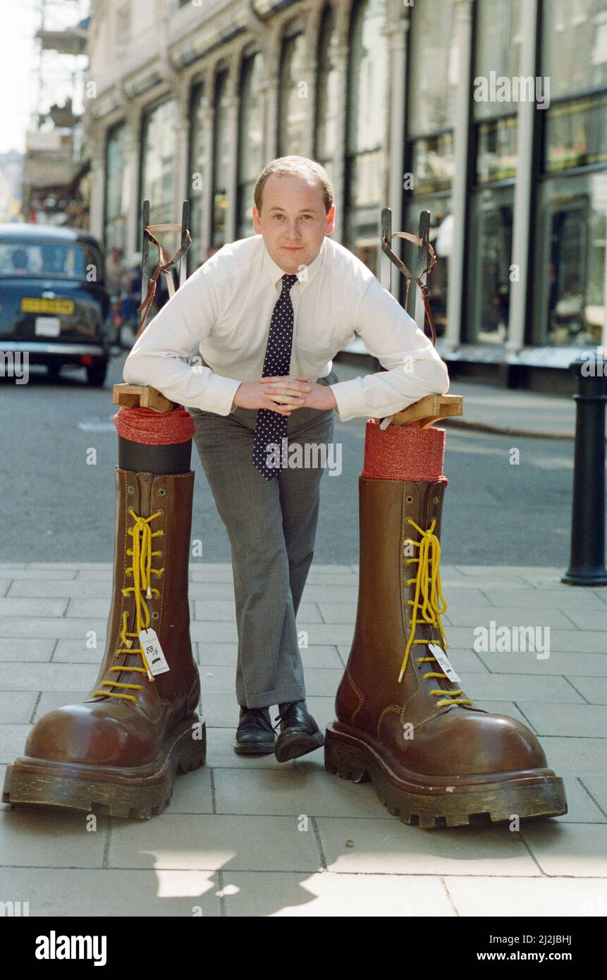 Sothebys Auktion von Elton John-Artikeln. Eltons berühmte Doc Martin Stiefel wurden aus einer Auktion für eine Rekordmarke von £11.000 in den Händen ihres Herstellers ausgezogen. Die 4ft 61/2-Zoll-Schnürsenkel aus Fiberglas mit Plateauschuhen und Metallsätteln wurden von Stephen Briggs gekauft, dessen Familienunternehmen Northampton Doc Martens in Lizenz aus Deutschland herstellt. Elton trug die Stiefel, als er den Pinball Wizard in der Rockoper Tommy spielte. Stephen war bereit, bis zu £15.000 für sie zu bieten. Im Bild Stephen mit seinen £11.000 Stiefeln. 6.. September 1988. Stockfoto