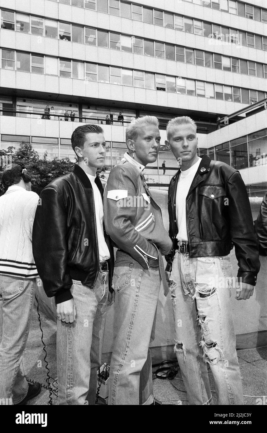 Bros in den Pebble Mill Studios der BBC, Edgbaston, um die neue Frequenz von Radio One zu starten. 1.. September 1988. Stockfoto