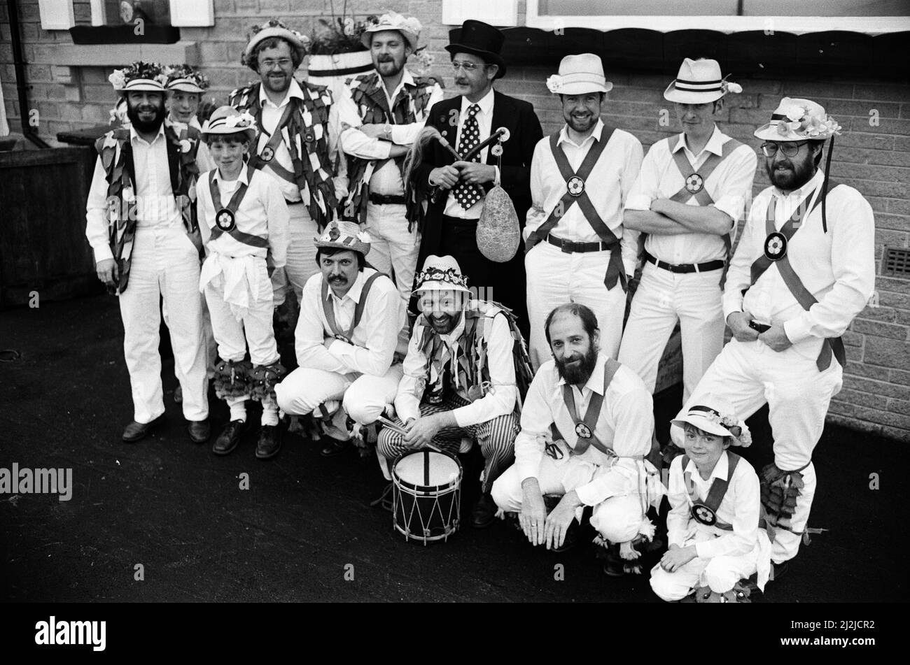 Die White Rose Morris Men aus Huddersfield tanzen nach ¿1/2 Millionen Examiner Bodyscanner Appeal. Sie veranstalten eine Reihe von Mittwochabend-Tanzveranstaltungen in Pubs in der Umgebung und nehmen Sammlungen, die sie hoffen, etwa 100 ¿betragen. Bisher waren sie bei den Bulls Head, Blackmoorfoot, dem Weißen Haus, Slaithwaite, dem Scapehouse, Sündenbock-Hügel; und der Olivenzweig, Marsden. Am kommenden Mittwoch werden sie am Stump Cross, Halifax, um 8pm Uhr sein, und die sollte von Mutton, Northowram, Halifax um 9pm Uhr. 3.. Juni 1987. Stockfoto